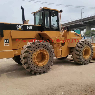 Chargeur à roues CAT 966F d'occasion avec un temps de travail réduit de 0 à 2000 heures, pesant 20000 à 21000 kg