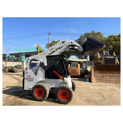 Le Bobcat S18 est un chargeur de direction avec moteur Kubota abordable et durable