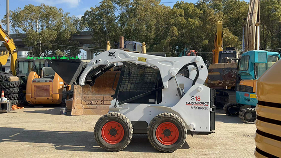 Le Bobcat S18 est un chargeur de direction avec moteur Kubota abordable et durable
