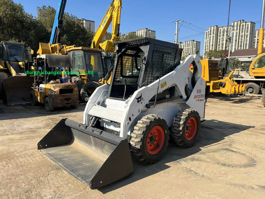 Le Bobcat S18 est un chargeur de direction avec moteur Kubota abordable et durable