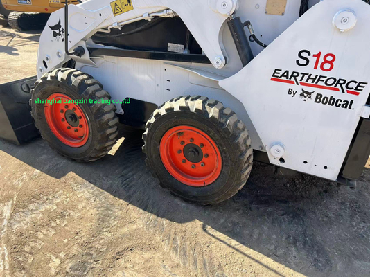 Le Bobcat S18 est un chargeur de direction avec moteur Kubota abordable et durable