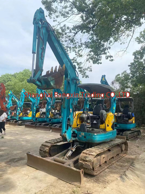 Une mini-excavatrice KUBOTA KX155 d'occasion d'une masse de 5 tonnes