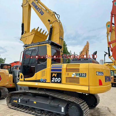 Une mini-excavatrice à cylindre hydraulique Komatsu PC200 en excellent état.