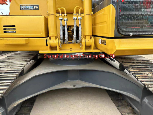 Une mini-excavatrice à cylindre hydraulique Komatsu PC200 en excellent état.