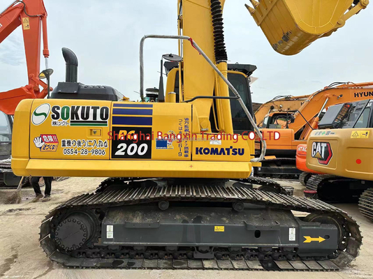 Une mini-excavatrice à cylindre hydraulique Komatsu PC200 en excellent état.