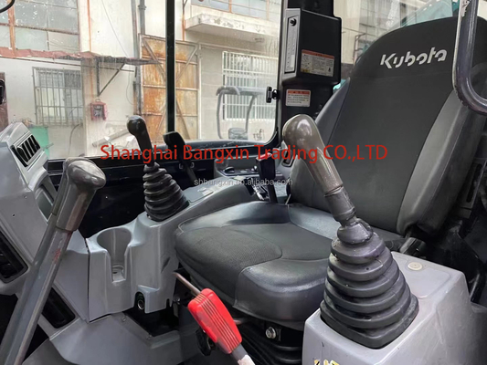 Une excavatrice utilisée Kubato KX163 avec une capacité de 0,25 seau