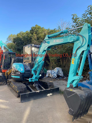 Kobelco utilise une excavatrice SK55 à haute stabilité hydraulique avec certification EPA/CE