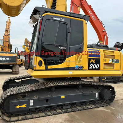 Excavateur japonais d'occasion Komatsu PC200 avec des heures de travail réduites et une capacité de seau de 1 m3