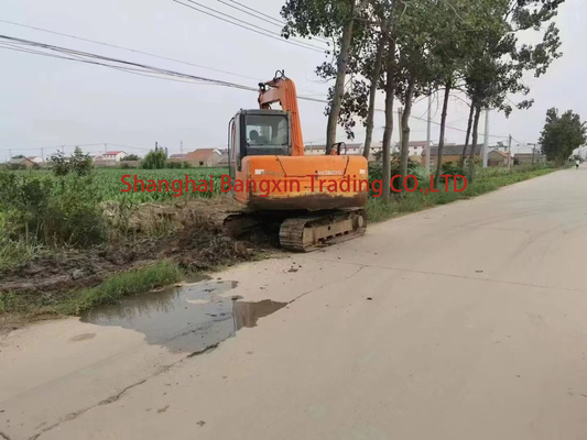 Mini-excavatrice Hitachi ZX70 utilisée pour divers projets de construction