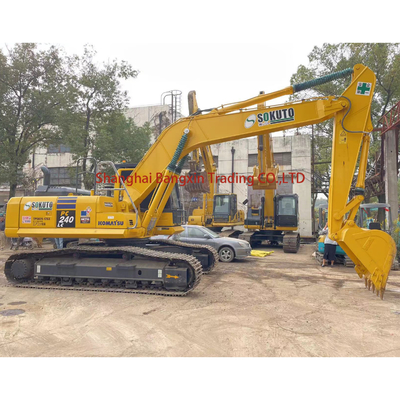 Découvrez la puissance du creuseur de Komatsu PC240-8 avec moteur Cummins