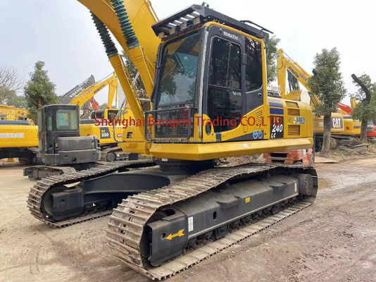 Découvrez la puissance du creuseur de Komatsu PC240-8 avec moteur Cummins