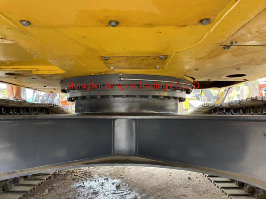 Découvrez la puissance du creuseur de Komatsu PC240-8 avec moteur Cummins