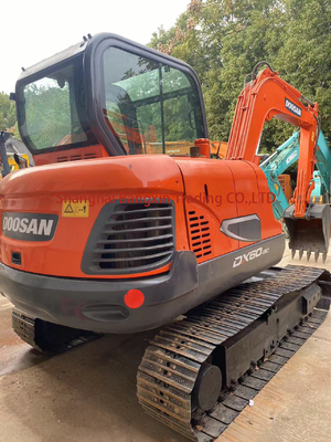 Excavateur Doosan DX60 en bon état avec toutes les fonctions en bon état de fonctionnement