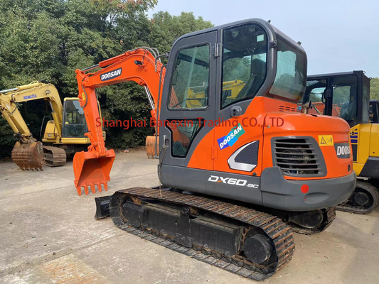 Excavateur Doosan DX60 en bon état avec toutes les fonctions en bon état de fonctionnement