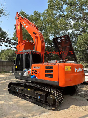 Une bonne excavatrice d'occasion, fabriquée au Japon. Originale Hitachi ZX200.
