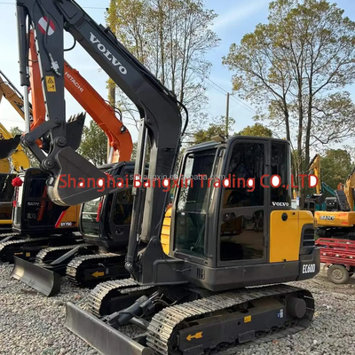 Petite mini-excavatrice VOLVO EC60D utilisée par une petite machine avec une puissance élevée et une stabilité hydraulique