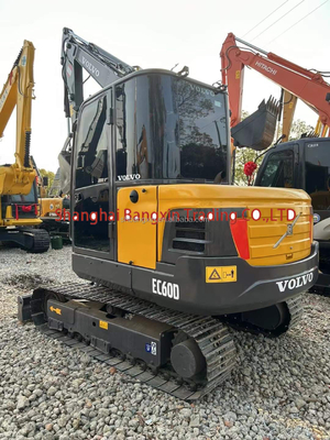 Petite mini-excavatrice VOLVO EC60D utilisée par une petite machine avec une puissance élevée et une stabilité hydraulique
