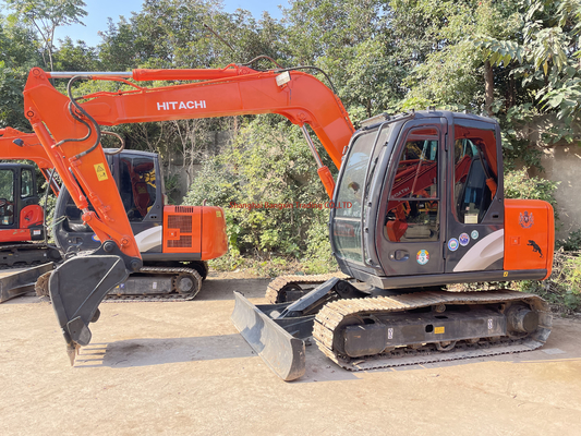 Une mini-pelée Hitachi ZX70 de 7 tonnes en bon état et gratuite en 2023