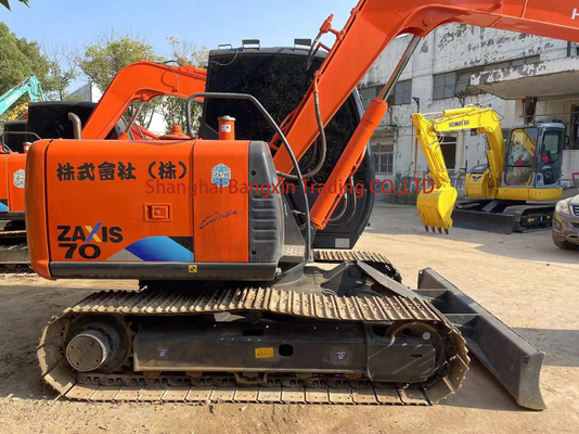 Une mini-pelée Hitachi ZX70 de 7 tonnes en bon état et gratuite en 2023