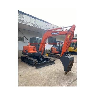 Une mini-pelée Doosan DX60 en bon état avec pompe hydraulique d'origine