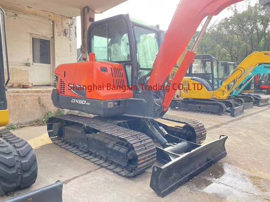 Une mini-pelée Doosan DX60 en bon état avec pompe hydraulique d'origine