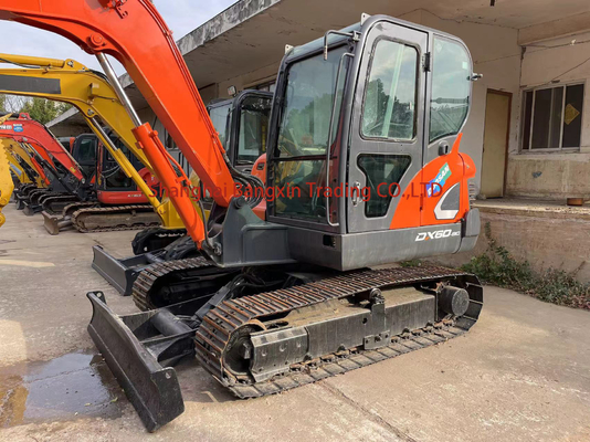 Une mini-pelée Doosan DX60 en bon état avec pompe hydraulique d'origine